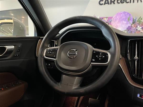 沃尔沃XC60插电式混动 2024款 T8 插电混动 长续航四驱智远豪华版