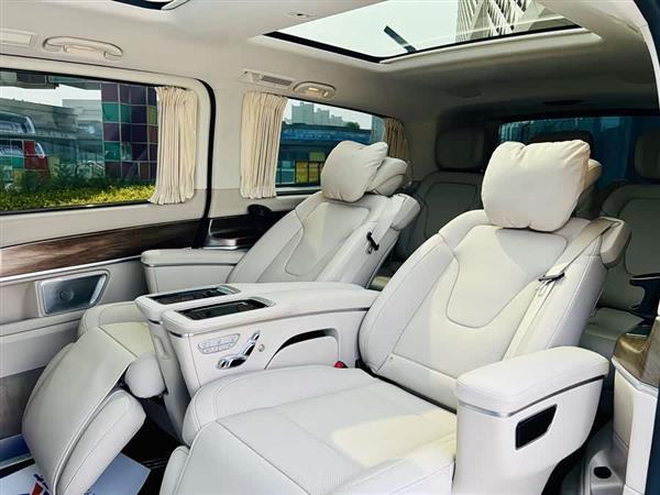 奔驰V级 2022款 V 260 L 长轴距豪华版