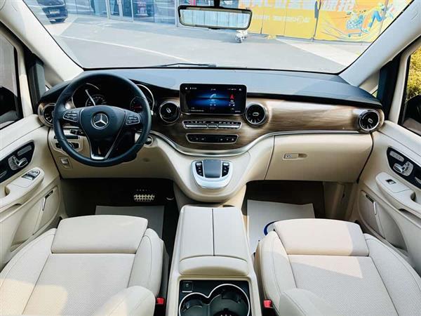 奔驰V级 2022款 V 260 L 长轴距豪华版