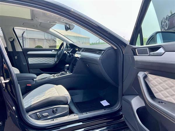 迈腾 2023款 200万辆纪念版 330TSI DSG豪华型