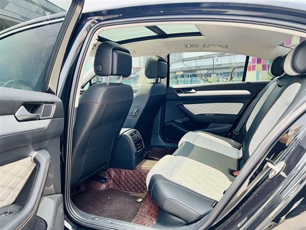 迈腾 2024款 200万辆众享款 330TSI DSG豪华型