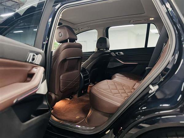 宝马X5 2022款 改款 xDrive 30Li 尊享型M运动套装