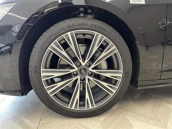 奥迪A6L 2025款 45 TFSI quattro 臻选动感型