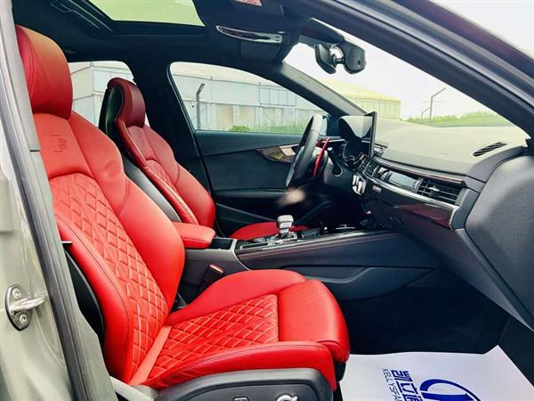 奥迪S4 2023款 S4 3.0TFSI