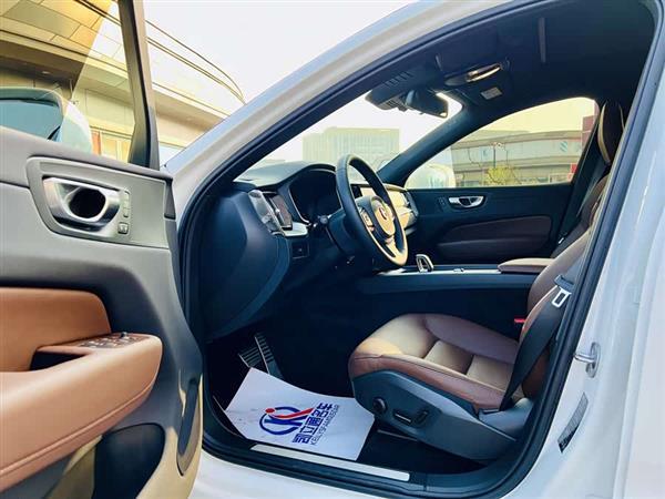 沃尔沃XC60 2023款 B5 四驱智逸豪华版