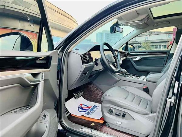 途锐 2022款 3.0TSI 锐享版 经典运动套装