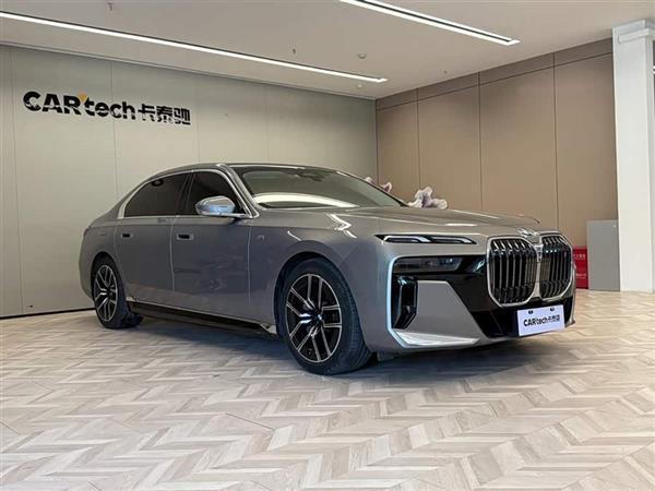 宝马i7 2023款 eDrive50L 领先M运动套装
