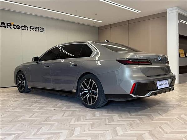 宝马i7 2023款 eDrive50L 领先M运动套装