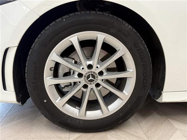 奔驰A级 2022款 改款 A 200 L 运动轿车时尚型