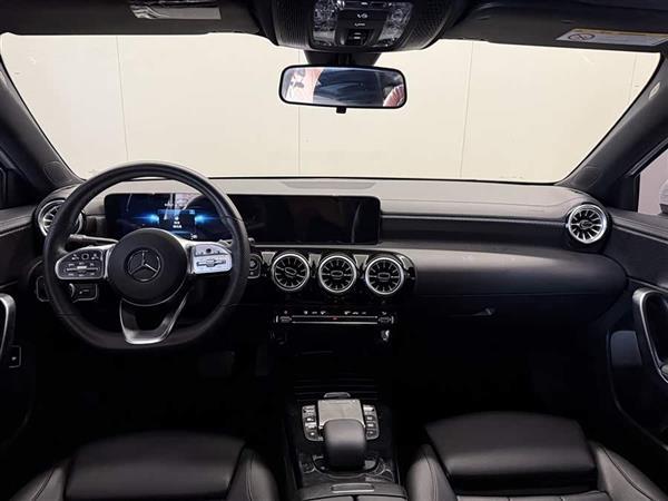 奔驰A级 2022款 改款 A 200 L 运动轿车时尚型