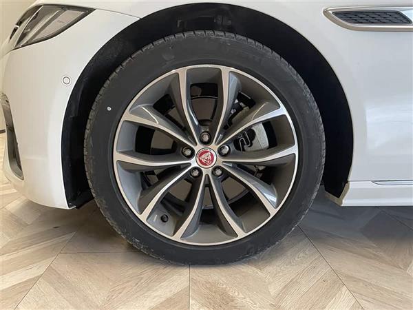 捷豹XFL 2021款 XFL 2.0T P250 两驱精英运动版