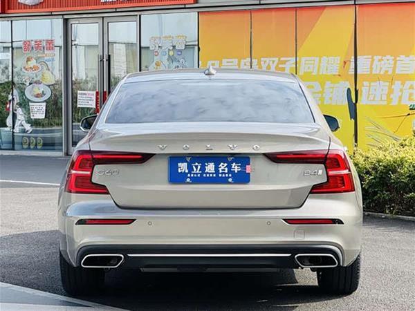 沃尔沃S60 2022款 B4 智远豪华版