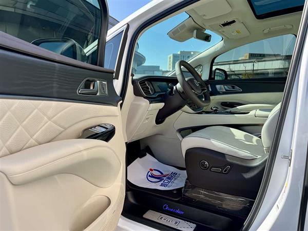 腾势D9 2024款 DM-i 980 四驱尊荣型