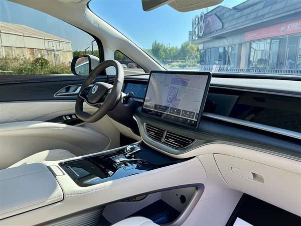 腾势D9 2024款 DM-i 980 四驱尊荣型