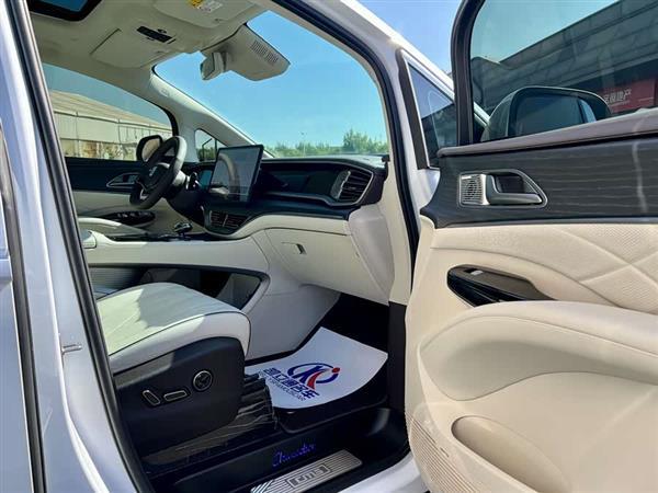 腾势D9 2024款 DM-i 980 四驱尊荣型