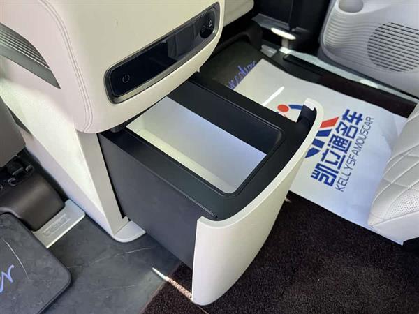 腾势D9 2024款 DM-i 980 四驱尊荣型