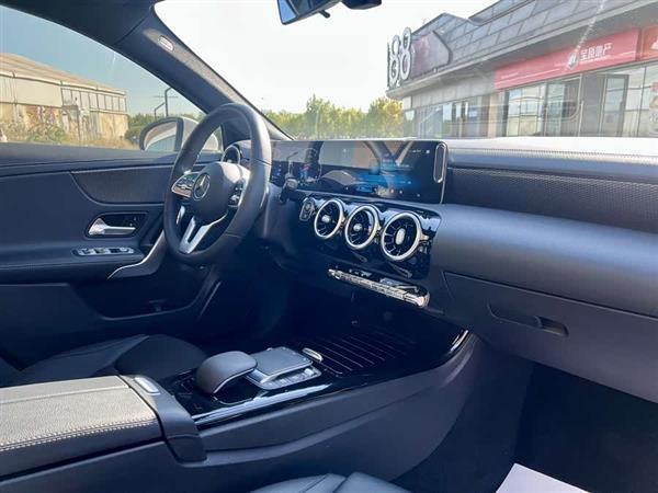 奔驰A级 2020款 改款 A 200 L 运动轿车动感型