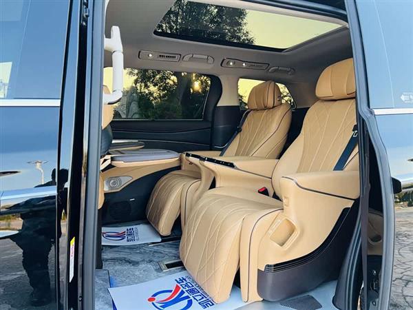 腾势D9 2024款 DM-i 980 四驱尊荣型