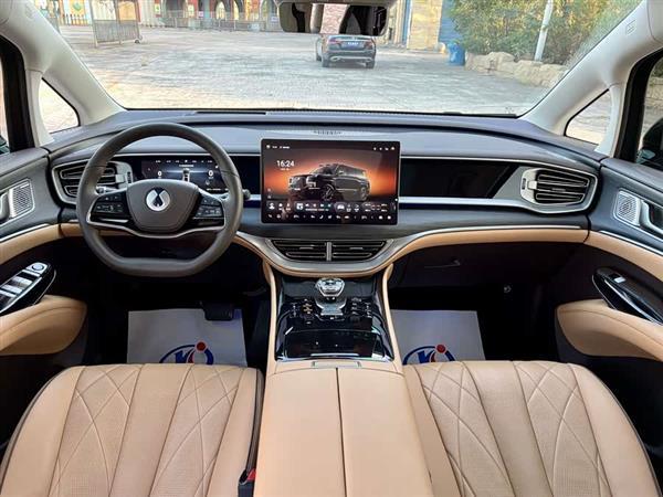 腾势D9 2024款 DM-i 980 四驱尊荣型