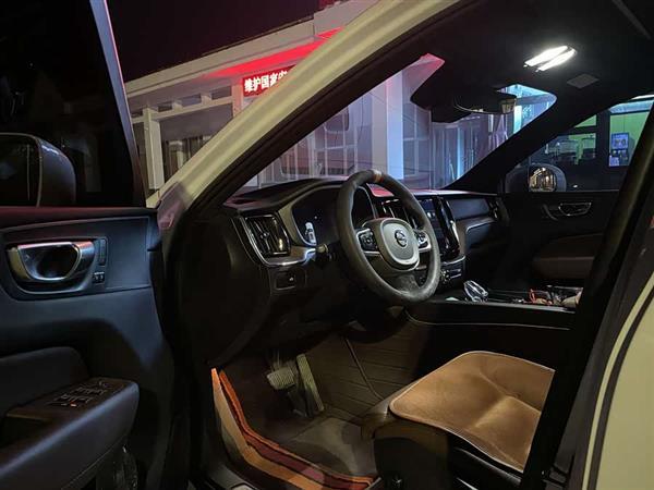 沃尔沃XC60 2023款 B5 四驱智远豪华版