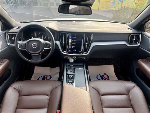 沃尔沃S60 2021款 T4 智逸豪华版