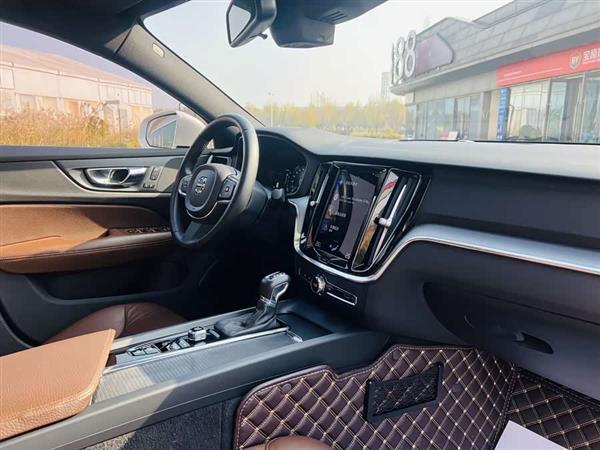 沃尔沃S60 2021款 T4 智逸豪华版