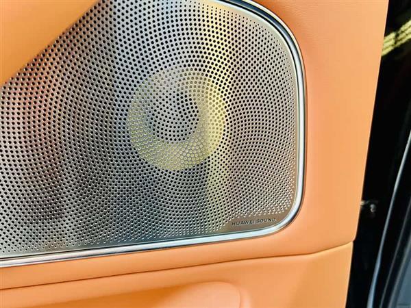 问界M8 2025款 增程 Max版 37kWh 6座版