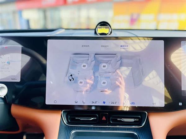 问界M8 2025款 增程 Max版 37kWh 6座版