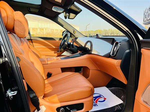 问界M8 2025款 增程 Max版 37kWh 6座版