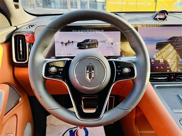 问界M8 2025款 增程 Max版 37kWh 6座版