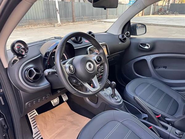 smart fortwo 2019款 0.9T 66千瓦硬顶先锋版 国VI