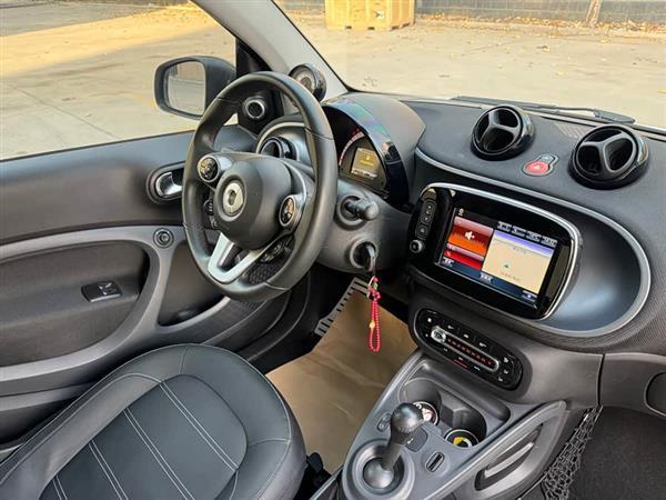smart fortwo 2019款 0.9T 66千瓦硬顶先锋版 国VI
