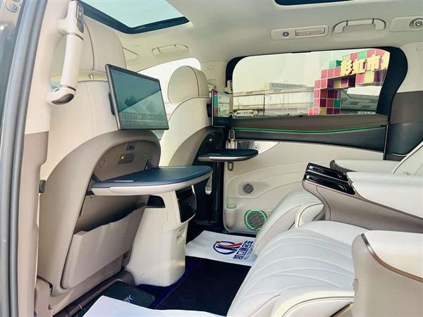 腾势D9 2022款 DM-i 970 四驱尊荣型