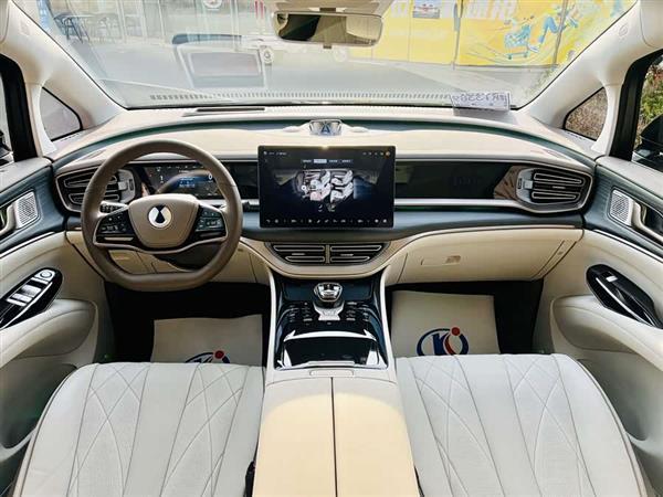 腾势D9 2022款 DM-i 970 四驱尊荣型