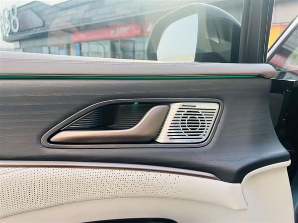 腾势D9 2022款 DM-i 970 四驱尊荣型