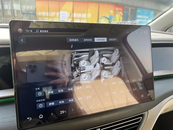 腾势D9 2022款 DM-i 970 四驱尊荣型