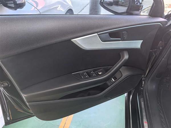 奥迪A4L 2018款 30周年年型 40 TFSI 时尚型