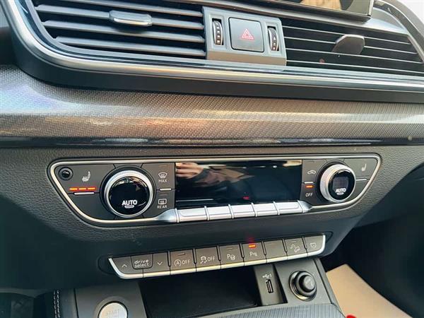 奥迪Q5L 2022款 40T 豪华动感型