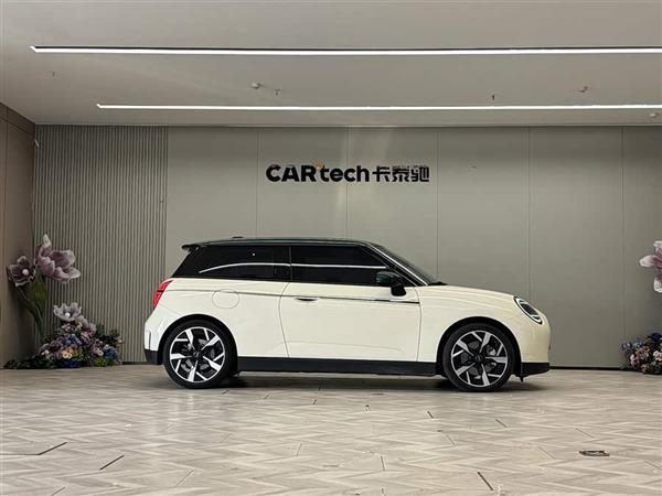 电动MINI COOPER 2024款 452km COOPER SE 艺术家