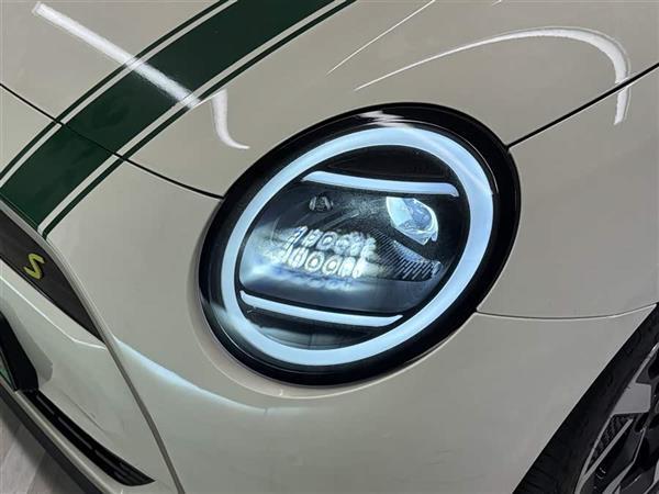 电动MINI COOPER 2024款 452km COOPER SE 艺术家