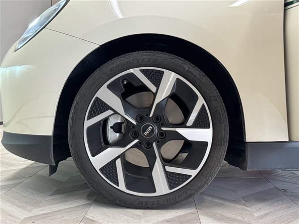 电动MINI COOPER 2024款 452km COOPER SE 艺术家