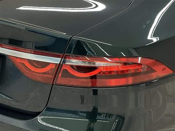 捷豹XFL 2023款 XFL 2.0T P250 两驱精英运动版