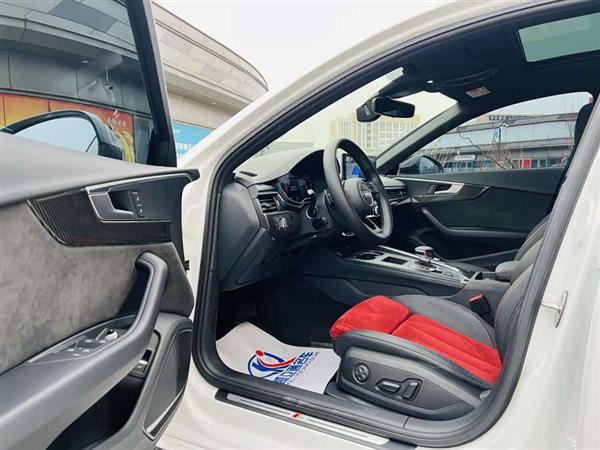奥迪A4L 2020款 45 TFSI quattro 臻选动感型