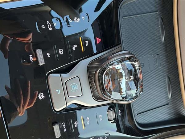 腾势D9 2022款 DM-i 1040 尊贵型