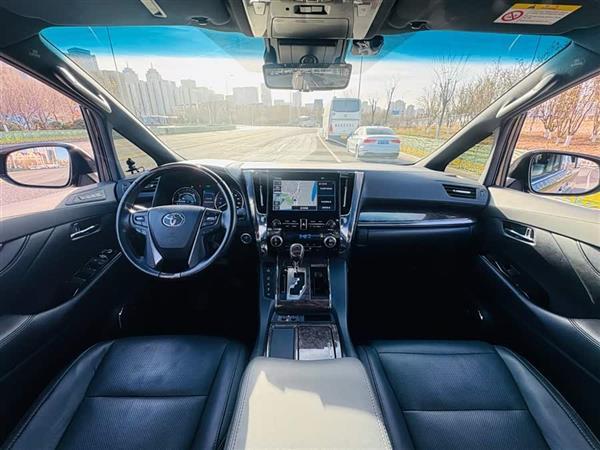 威尔法 2023款 皇冠 双擎 2.5L HV尊贵版