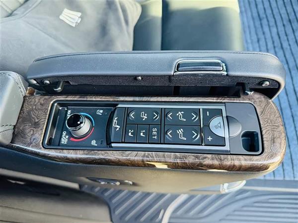 威尔法 2023款 皇冠 双擎 2.5L HV尊贵版