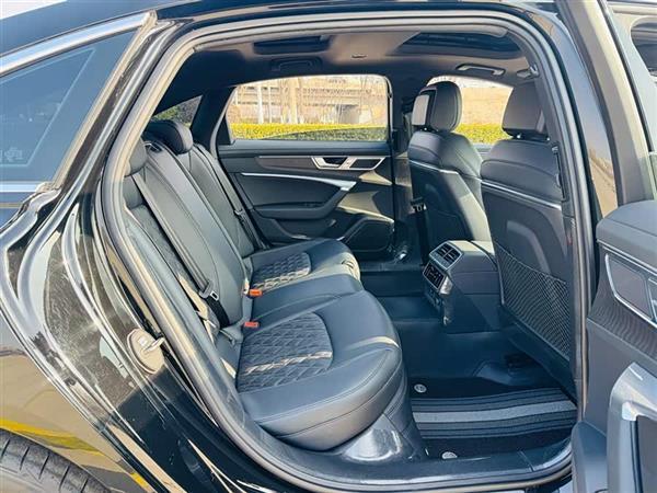 奥迪A6L 2025款 改款 45 TFSI quattro 臻选动感型