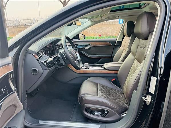 奥迪A8 2022款 A8L 55 TFSI quattro 豪华型典藏版