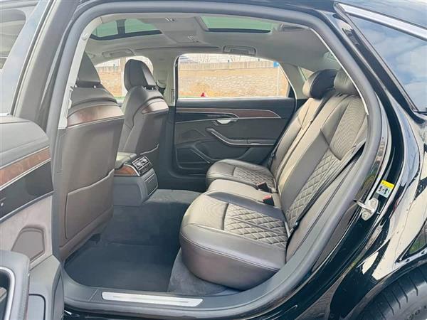 奥迪A8 2022款 A8L 55 TFSI quattro 豪华型典藏版