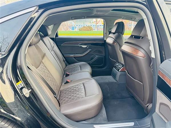 奥迪A8 2022款 A8L 55 TFSI quattro 豪华型典藏版